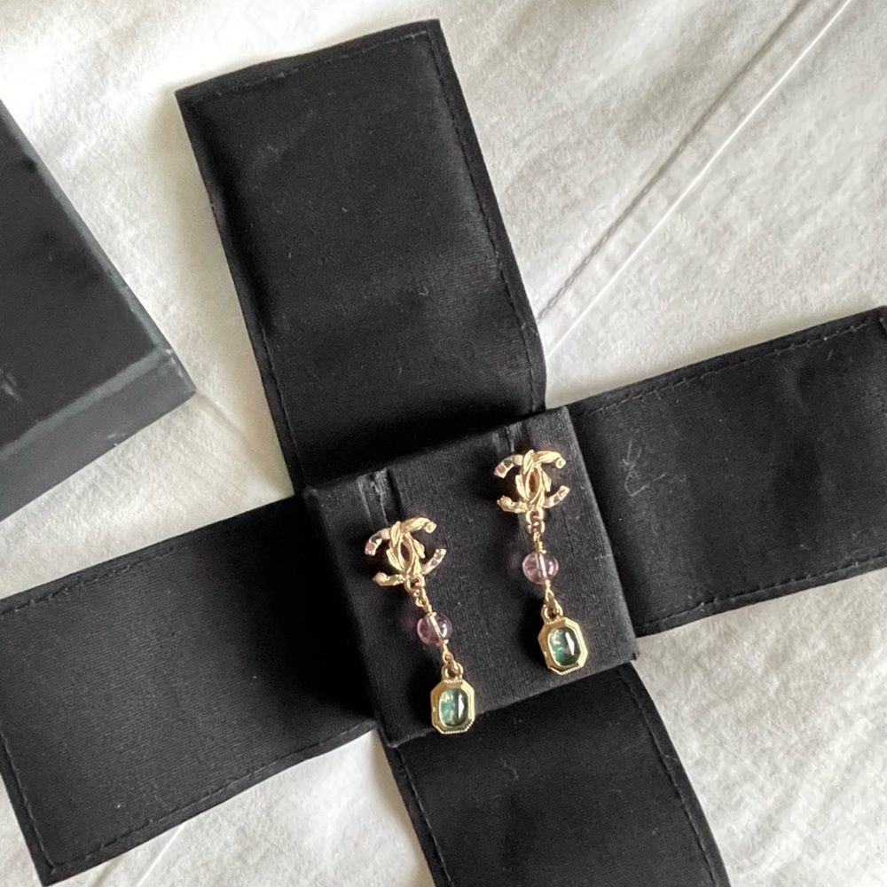 Brand new never worn Chanel earnings. Classic vintage vibe